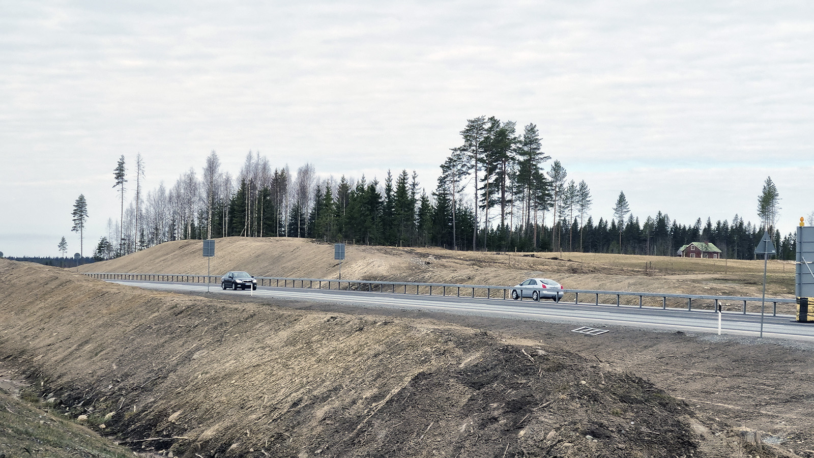 Vt5 Nuutilanmäki - Juva urakkaan liittyen tehdään Juvalla Vehmaan eritasoliittymän alueella työnaikaisia liikennejärjestelyjä tiistain ja keskiviikon välisenä yönä 11.-12.5.2021. Nyt voimaan tulevat järjestelyt ovat käytössä arviolta 08/2021 saakka.