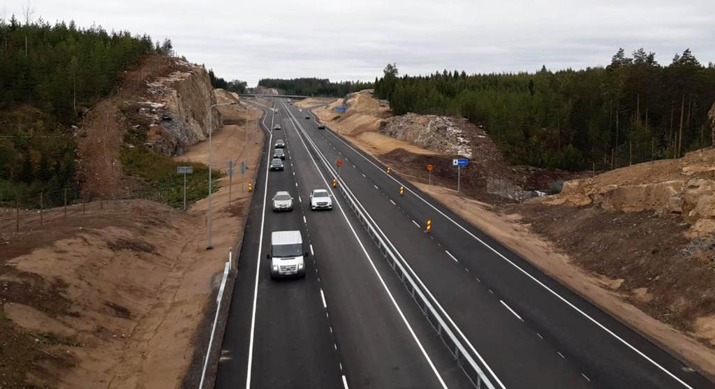 Vt 5 Mikkeli-Juva-tiehanke on edennyt aikataulussa ja Nuutilanmäki-Juva-osuus tiestä alkaa valmistua. Torstaina 23.9.2021 otetaan liikenteelle Vehmaan eritasoliittymä Juvalla.