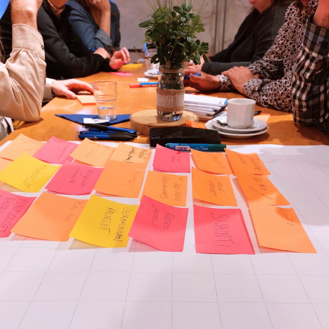 Tiistaina 19.9.2023 Partalan kuninkaankartano täyttyi puheensorinasta, kun juvalaiset saapuivat ideoimaan kotikuntansa elinvoimaa.