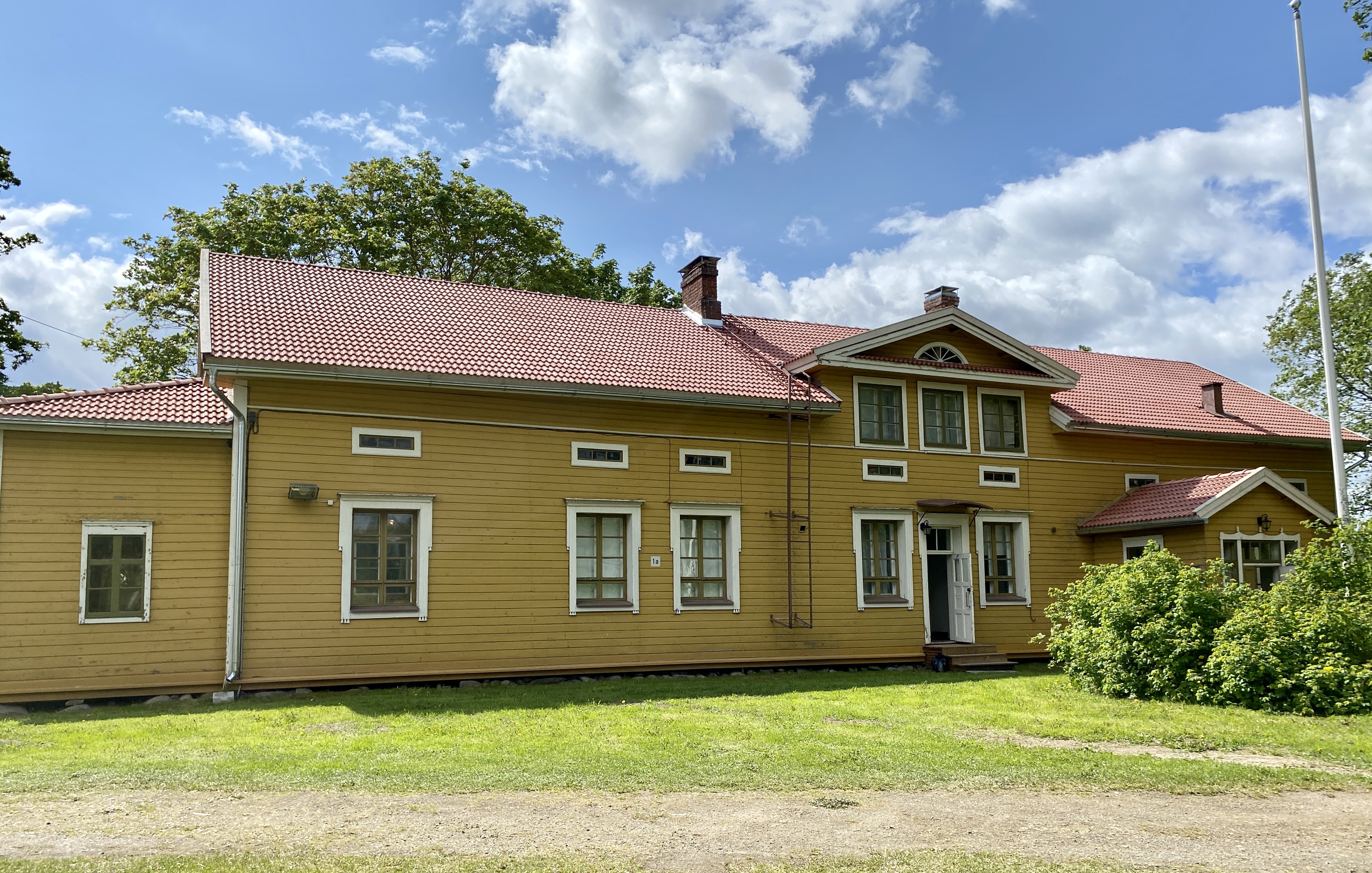 Partalan museoalueella tutustutaan Juvan historiaan, naivistiseen taiteeseen, mustavalkokuviin sekä Juvan karjalaisten historiaan. Museoalue avaa ovensa tiistaina 11.6. kello 11.