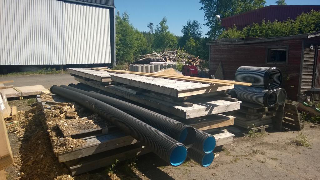 Kunnan varikolla laitureita ja putkia kasassa