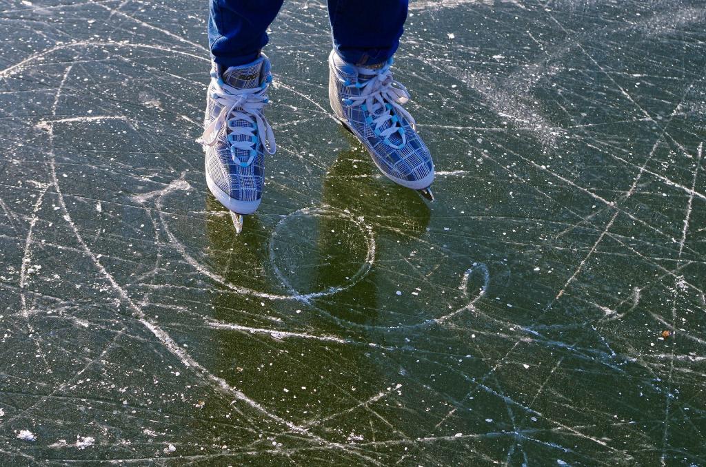 Luistelukenttiä kylillä ja taajamassa