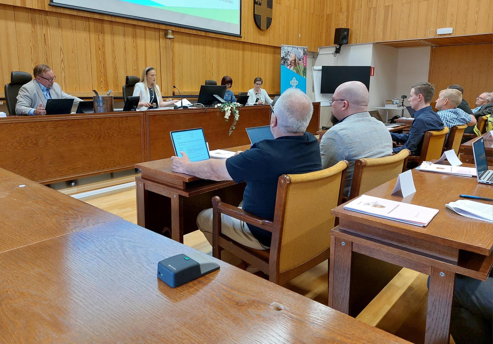 Juvan uusi kunnanvaltuusto kokoontui ensimmäiseen kokoukseensa maanantaina 9.6.2025. Kokouksessa valittiin valtuustokauden 2025–2029 luottamushenkilöt keskeisiin toimielimiin.